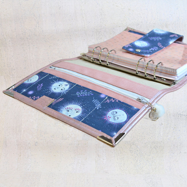 agenda  A5  fait main en cuir de liège pour femme, organiseur avec anneaux en liège rose nacré et coton lunes bleues poétiques. Pour papeterie rechargeable. Shirley chiche, les jours souples 