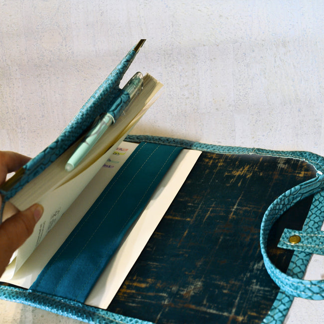 housse pour carnet agenda et livre épais format A5 en simili cuir dragon bleu turquoise émeraude - Shirley Chiche Les jours souples