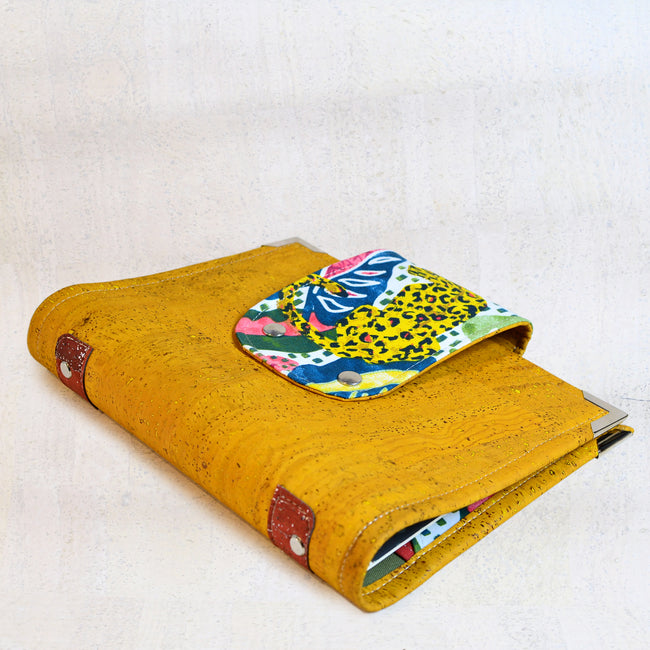 J’ai besoin de… Ressentir ! Organiseur A5 en liège jaune ocre – Modèle unique fait main