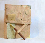 Agenda 2026 en liège beige naturel éclats d'or fait main et velours noir fleurs de cerisier. Porte stylos offert, organiseur 6 anneaux type Louis Vuitton. Shirley Chiche les jours souples