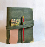 Agenda 2026 en liège kaki fait main et velours Liberty of london. Porte stylos offert, organiseur 6 anneaux type Louis Vuitton. Shirley Chiche les jours souples