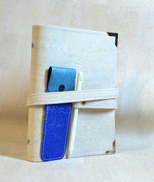 agenda a5 pour femme en cuir de liège blanc craie et coton fleurs bleu géometriques, organiseur fait main avec porte stylo offert