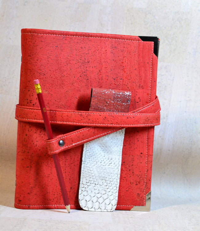 agenda 2026 fait main en liege orange brûlée, organiseur A5 avec anneaux artisanal rechargeable. Etui à stylo offert shirley chiche les jours souples