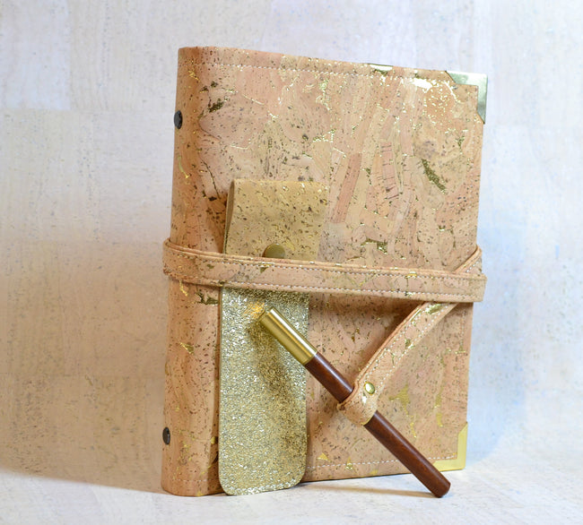 Agenda 2026 en liège beige naturel éclats d'or fait main et velours noir fleurs de cerisier. Porte stylos offert, organiseur 6 anneaux type Louis Vuitton. Shirley Chiche les jours souples