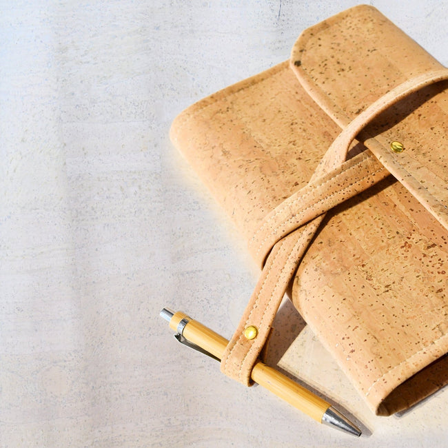 pochette artisanale en liège végétal naturel - pour carnet, agenda 2026, livre A5/A5+ - Les jours souples, shirley chiche