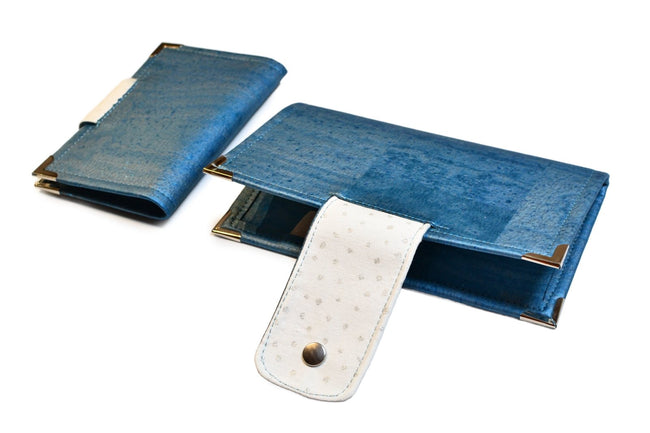 Etui pour passeport en liège bleu nuage nacré & constellation d'étoiles - Shirley Chiche planner