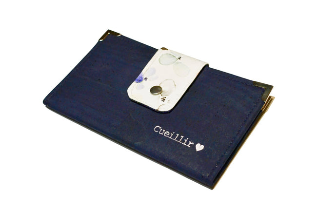 Etui pour passeport en liège bleu nuage nacré & constellation d'étoiles - Shirley Chiche planner