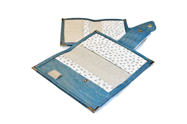 Etui pour passeport en liège bleu nuage nacré & constellation d'étoiles - Shirley Chiche planner