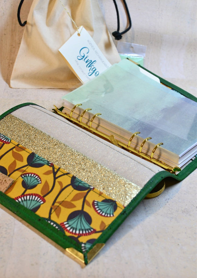 Ginkgo, l'organiseur A5 en liège artisanal vert tropique - Les jours souples