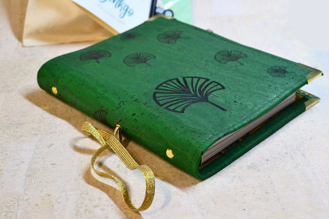 Ginkgo, l'organiseur A5 en liège artisanal vert tropique - Les jours souples