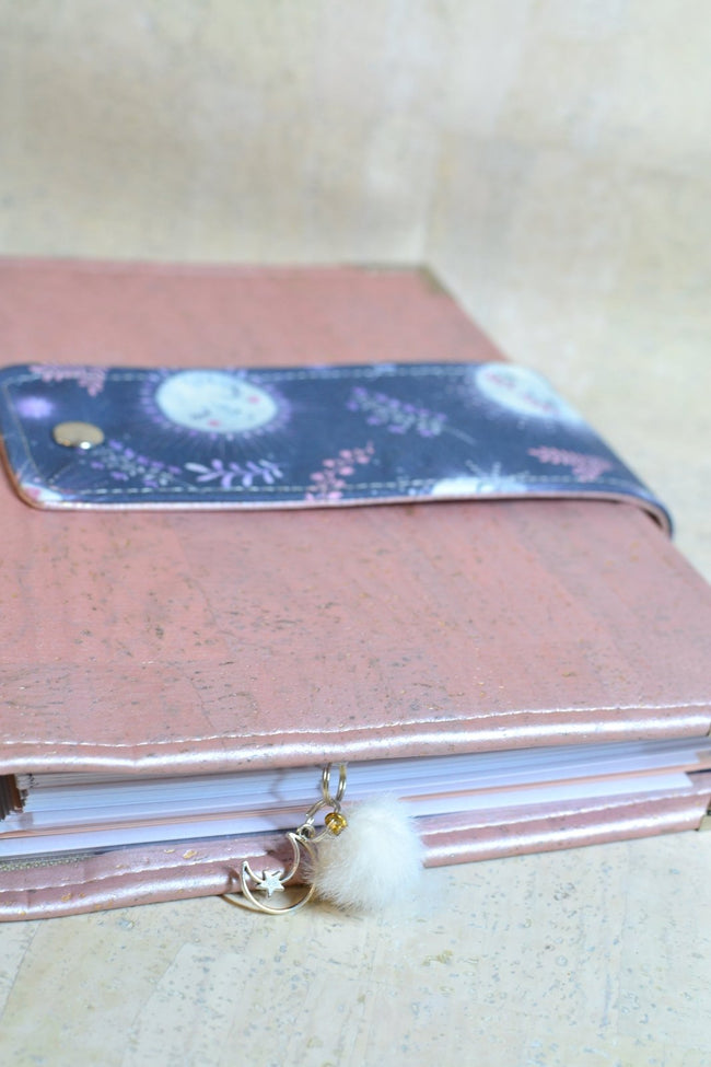 J’ai besoin de… Douceur ! Organiseur A5 en liège rose – Modèle unique fait main - Les jours souples