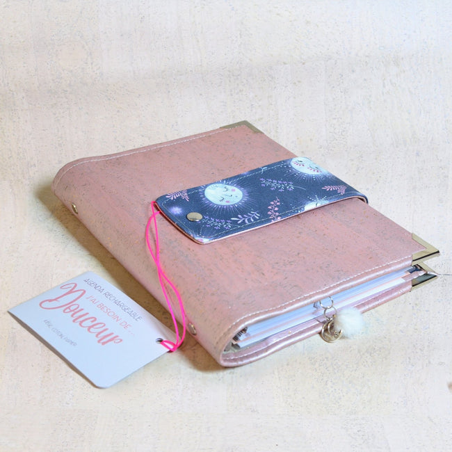 agenda A5  fait main en cuir de liège pour femme, organiseur avec anneaux en liège rose nacré et coton lunes bleues poétiques. Pour papeterie rechargeable. Shirley chiche, les jours souples 