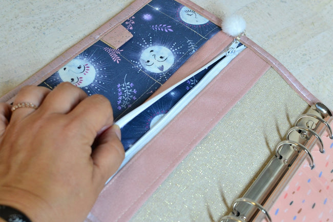 agenda A5 fait main en cuir de liège pour femme, organiseur avec anneaux en liège rose nacré et coton lunes bleues poétiques, avec poche zippée. Pour papeterie rechargeable. Shirley chiche, les jours souples 