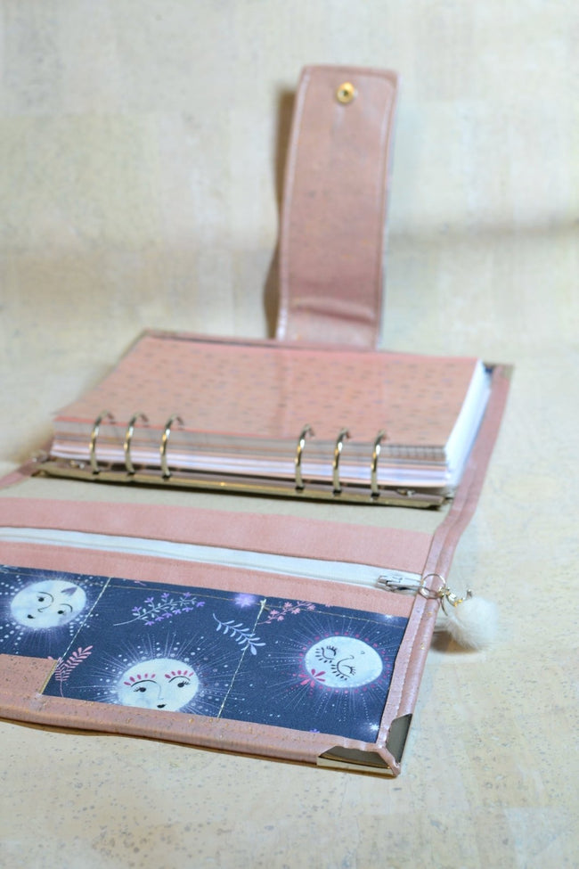 agenda  A5  fait main en cuir de liège pour femme, organiseur avec anneaux en liège rose nacré et coton lunes bleues poétiques. Pour papeterie rechargeable. Shirley chiche, les jours souples 