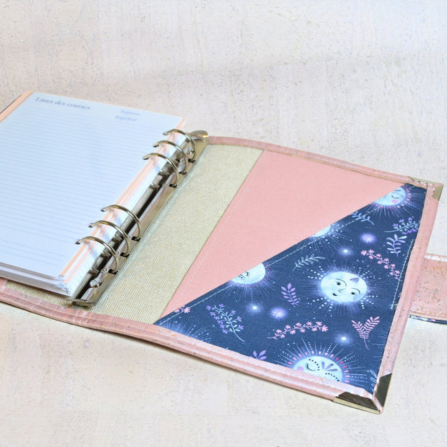 J’ai besoin de… Douceur ! Organiseur A5 en liège rose – Modèle unique fait main - Les jours souples