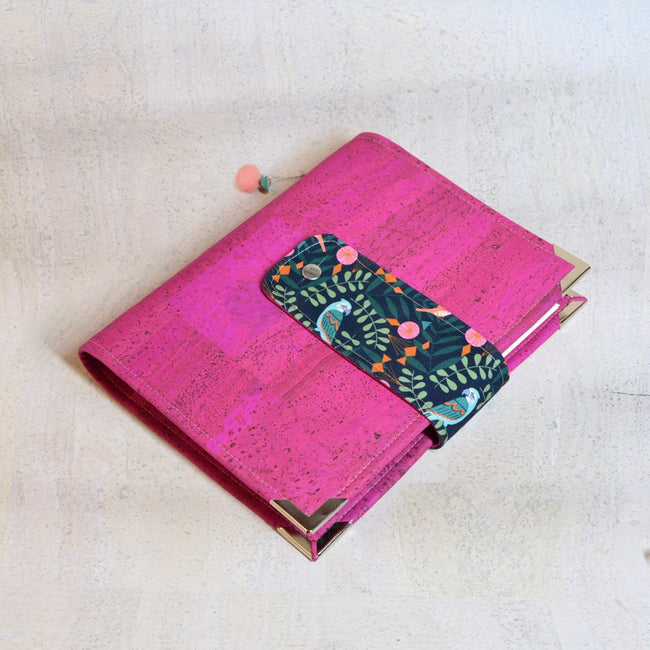agenda rechargeable fait main pour femme qui aime écrire, Organiseur A5 en liège rose vif fuchsia avec coton oiseaux colibri, poche zippée. Shirley chiche pour Les jours souples