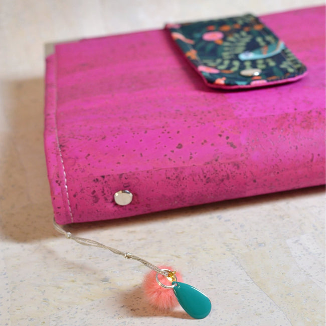 agenda rechargeable fait main pour femme qui aime écrire, Organiseur A5 en liège rose vif fuchsia avec coton oiseaux colibri, poche zippée. Shirley chiche pour Les jours souples