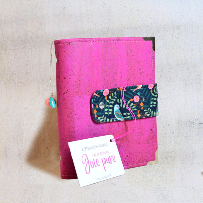 agenda rechargeable fait main pour femme qui aime écrire, Organiseur A5 en liège rose vif fuchsia avec coton oiseaux colibri, poche zippée. Shirley chiche pour Les jours souples