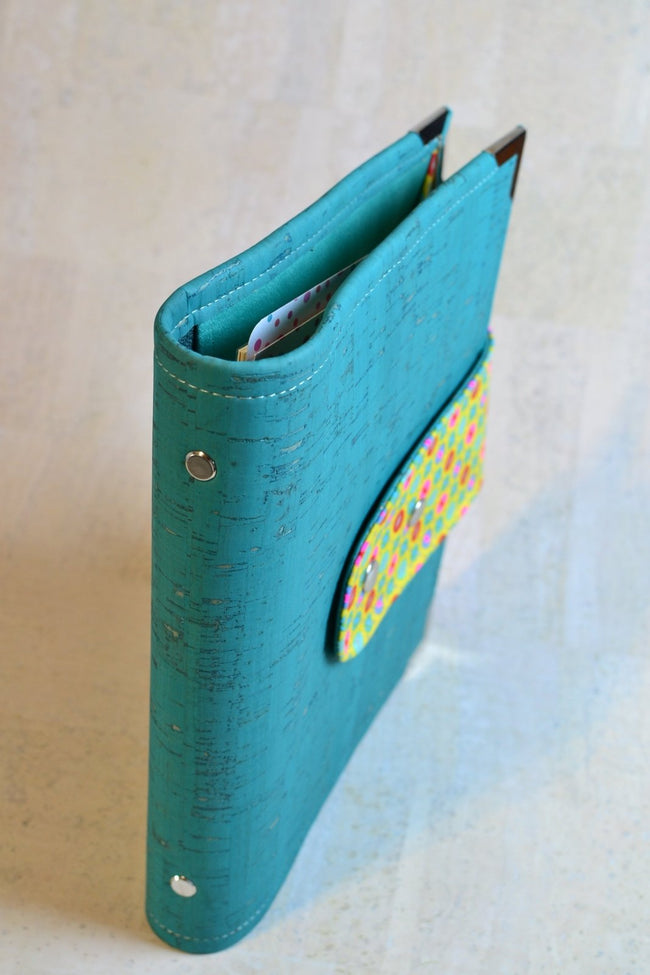 J’ai besoin de… Jouer ! Organiseur A5 en liège turquoise – Modèle unique fait main - Les jours souples