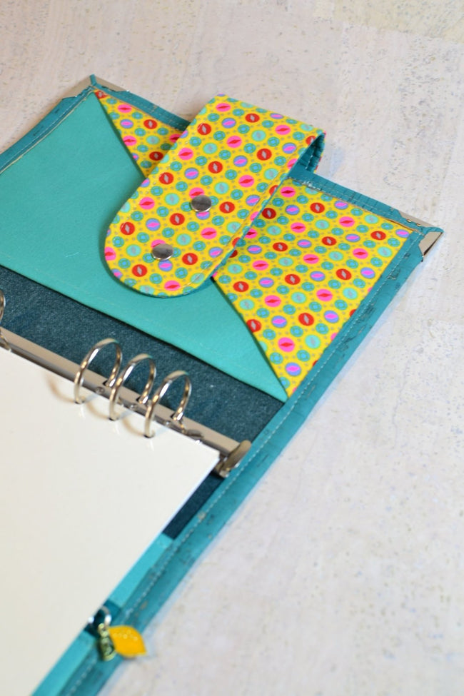 Organiseur A5 rechargeable en cuir de Liège bleu turquise et coton petit pan biles jaunes – agenda fait main 2026 émotionnel pour femme qui aime écrire, Agenda 2025 2026 "Accueillir" - Les jours souples