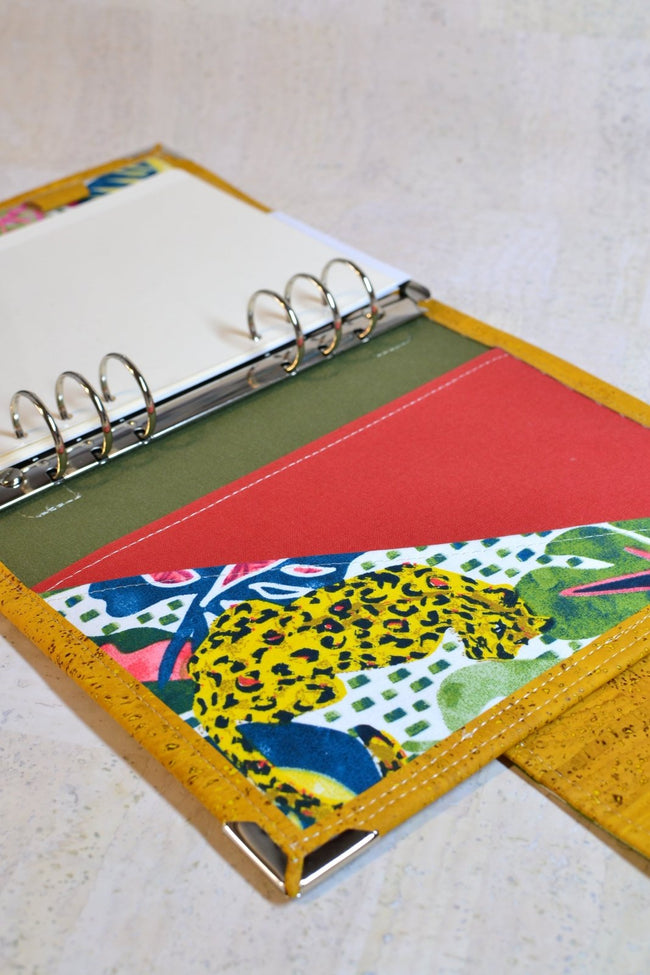 J’ai besoin de… Ressentir ! Organiseur A5 en liège jaune ocre – Modèle unique fait main - Les jours souples