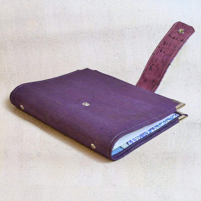 agenda rechargeable fait main pour femme qui aime écrire, Organiseur A5 en liège violet et petites fleurs bleues avec poche zippée Les jours souples