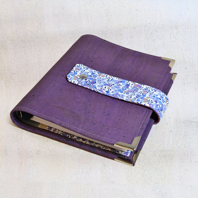 agenda rechargeable fait main pour femme qui aime écrire, Organiseur A5 en liège violet et petites fleurs bleues avec poche zippée Les jours souples