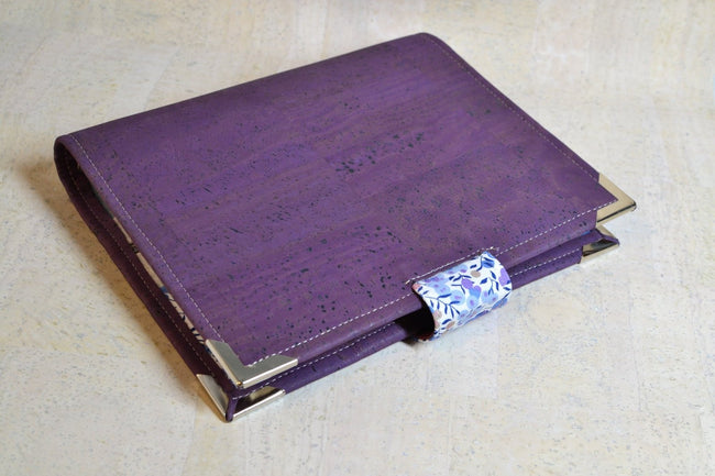 agenda rechargeable fait main pour femme qui aime écrire, Organiseur A5 en liège violet et petites fleurs bleues avec poche zippée Les jours souples