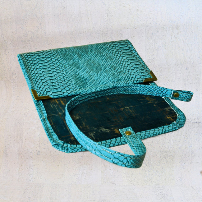 pochette pour carnet agenda et livre épais format A5 en simili cuir dragon bleu turquoise émeraude - Shirley Chiche Les jours souples