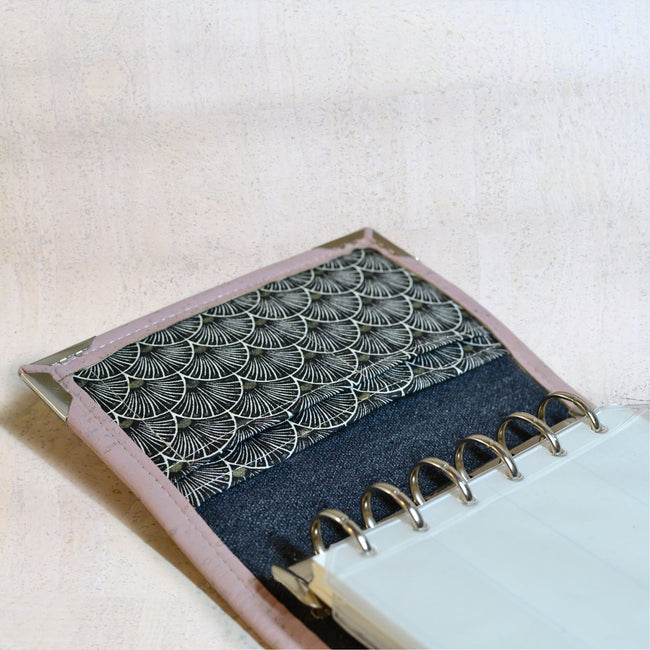 Mini planner rechargeable A7 en liège naturel rose et noir. Organiseur de poche pour femme - Agenda de poche Les jours souples fait main pour femme