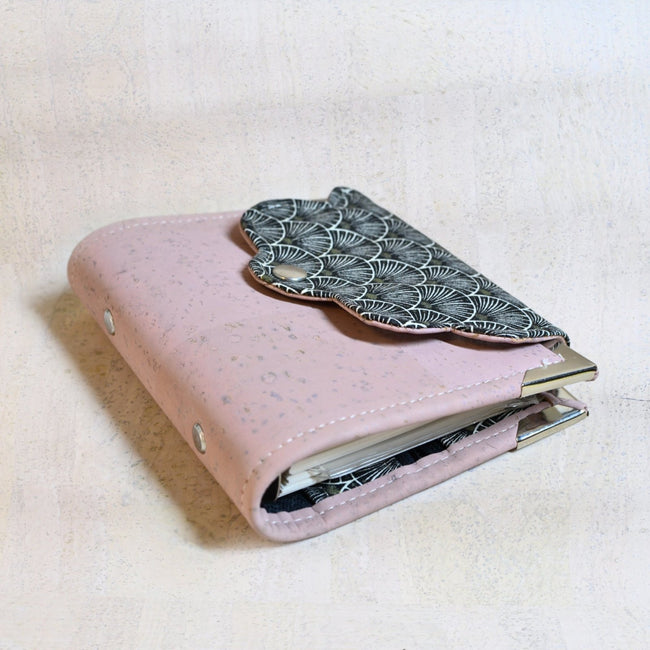 Mini planner rechargeable A7 en liège naturel rose et noir. Organiseur de poche pour femme - Agenda de poche Les jours souples fait main pour femme