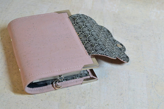 Mini planner rechargeable A7 en liège naturel rose et noir. Organiseur de poche pour femme - Agenda de poche Les jours souples fait main pour femme