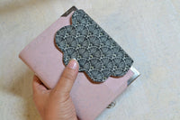 Mini Planner Rechargeable A7 "Lola" en liège naturel rose. Fait main - Les jours souples