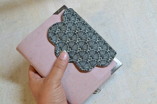 Mini planner rechargeable A7 en liège naturel rose et noir. Organiseur de poche pour femme - Agenda de poche Les jours souples fait main pour femme