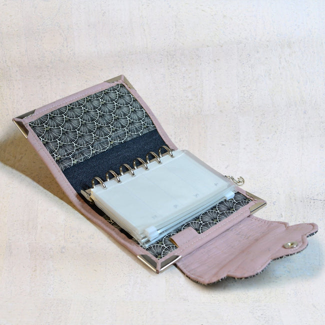 Mini planner rechargeable A7 en liège naturel rose et noir. Organiseur de poche pour femme - Agenda de poche Les jours souples fait main pour femme
