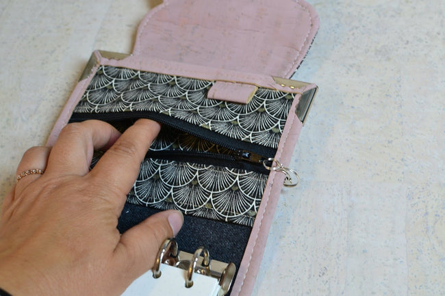 Mini planner rechargeable A7 en liège naturel rose et noir. Organiseur de poche pour femme - Agenda de poche Les jours souples fait main pour femme