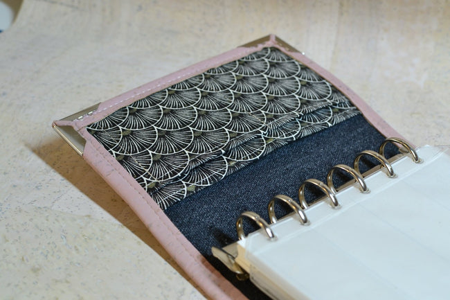 Mini planner rechargeable A7 en liège naturel rose et noir. Organiseur de poche pour femme - Agenda de poche Les jours souples fait main pour femme