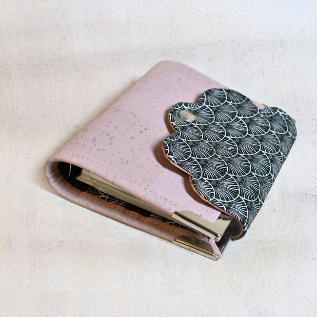 Mini planner rechargeable A7 en liège naturel rose et noir. Organiseur de poche pour femme - Agenda de poche Les jours souples fait main pour femme