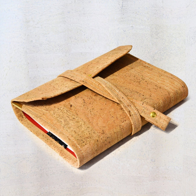 pochette pour carnet agenda livre épais format A5 en cuir de liège naturel beige - Shirley Chiche Les jours souples