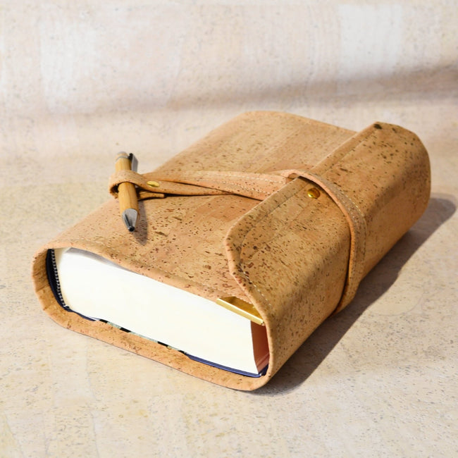 pochette pour carnet agenda livre épais format A5 en cuir de liège naturel beige - Shirley Chiche Les jours souples