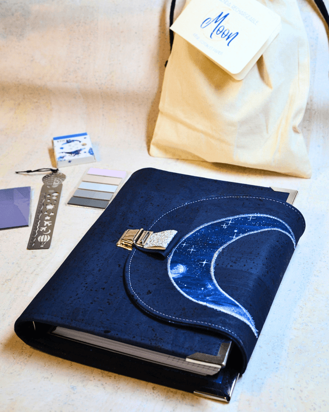 Organiseur A5 en liège bleu nuit Lune argent - Agenda 2025 - Les jours souples