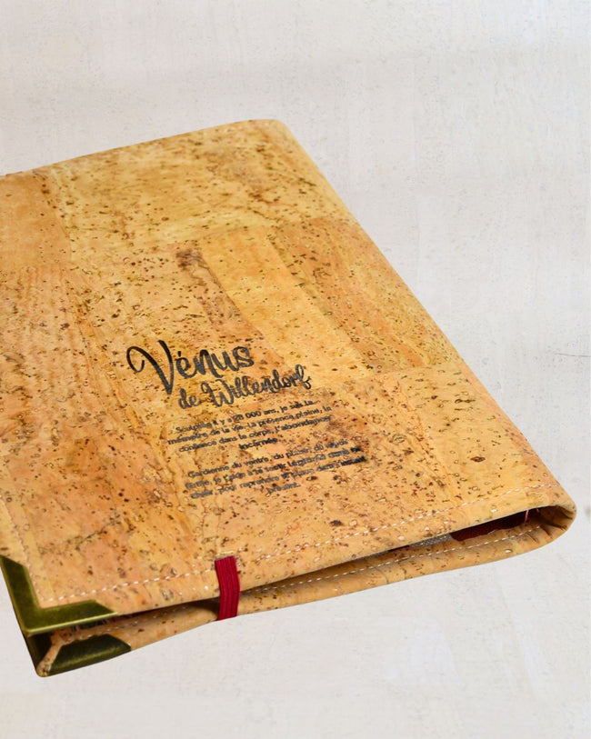 dos de l'agenda 2026 Organiseur A5 en liège Vénus de Willendorf - 2025 2026 rechargeable. Fait main - Les jours souples