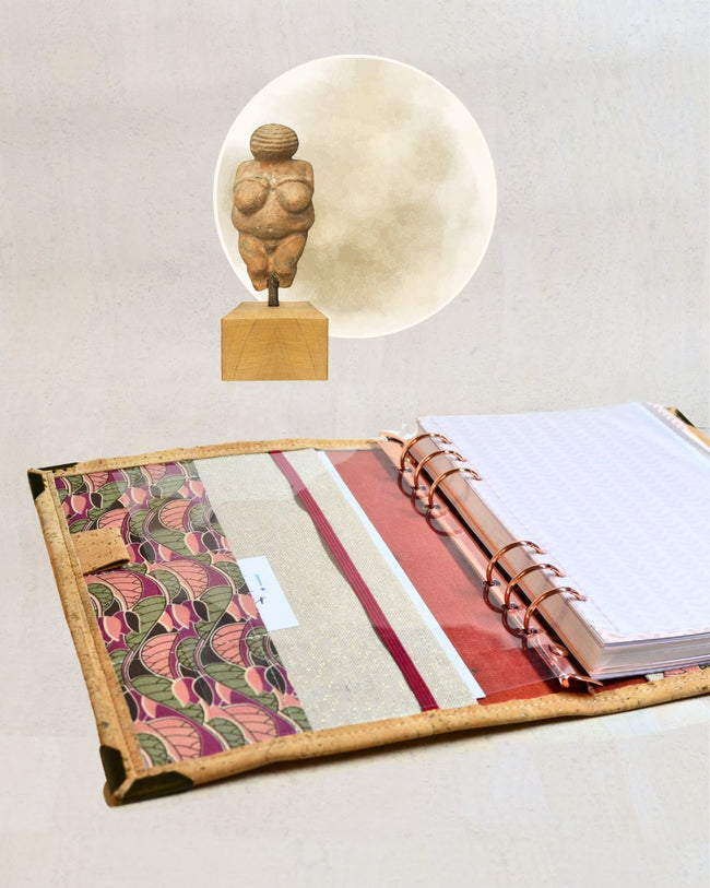 Organiseur A5 en liège Vénus de Willendorf - 2025 2026 rechargeable. Fait main - Les jours souples