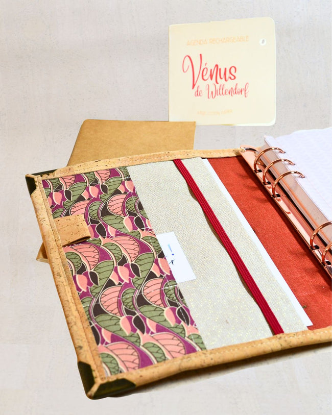 Organiseur A5 en liège Vénus de Willendorf - 2025 2026 rechargeable. Fait main - Les jours souples