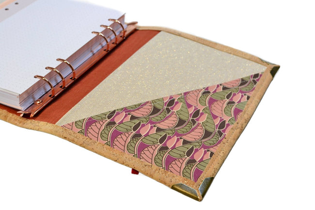 agenda 2026 fait main pour femme, Organiseur A5 en liège Vénus de Willendorf 2026 rechargeable. Fait main - Les jours souples