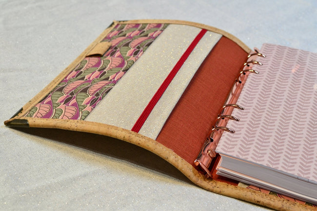 agenda 2026 fait main pour femme, Organiseur A5 en liège Vénus de Willendorf 2026 rechargeable. Fait main - Les jours souples