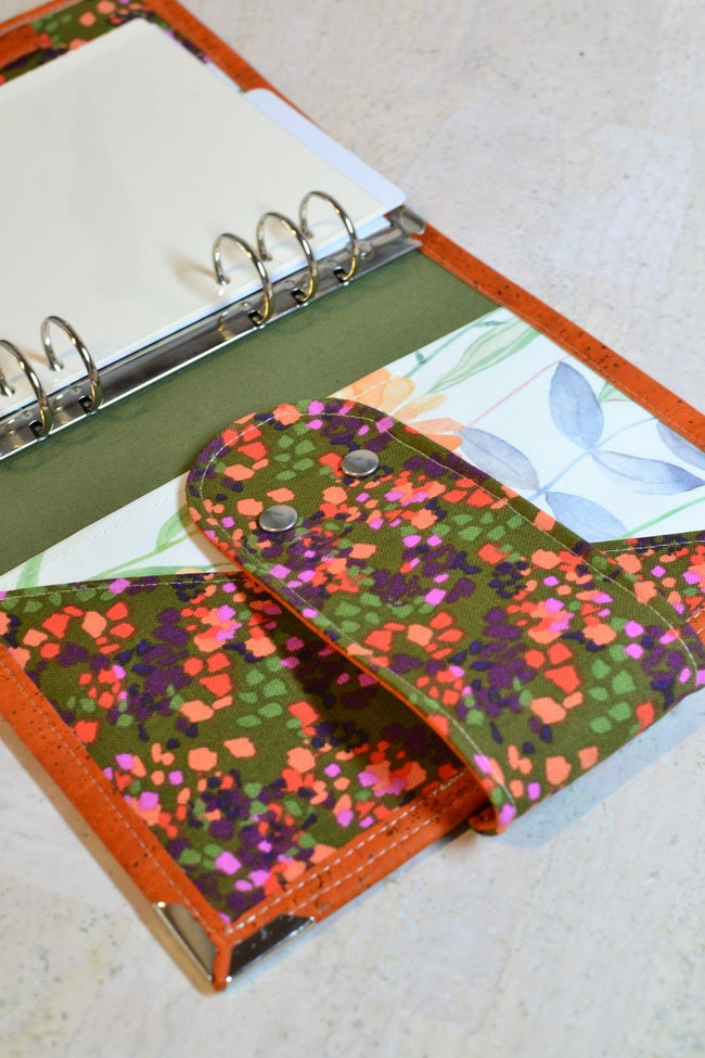 Organiseur A5 rechargeable fait main – Liège orange & fleurs – Agenda 2025 2026 émotionnel "Accueillir" - Les jours souples