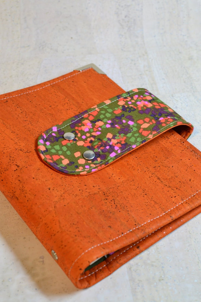 Organiseur A5 rechargeable fait main – Liège orange & fleurs – Agenda 2025 2026 émotionnel "Accueillir" - Les jours souples