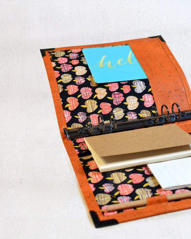 Organiseur en liège A5 Les Essentiels "Pomme Orange" - fiches de révision ou agenda - Les jours souples