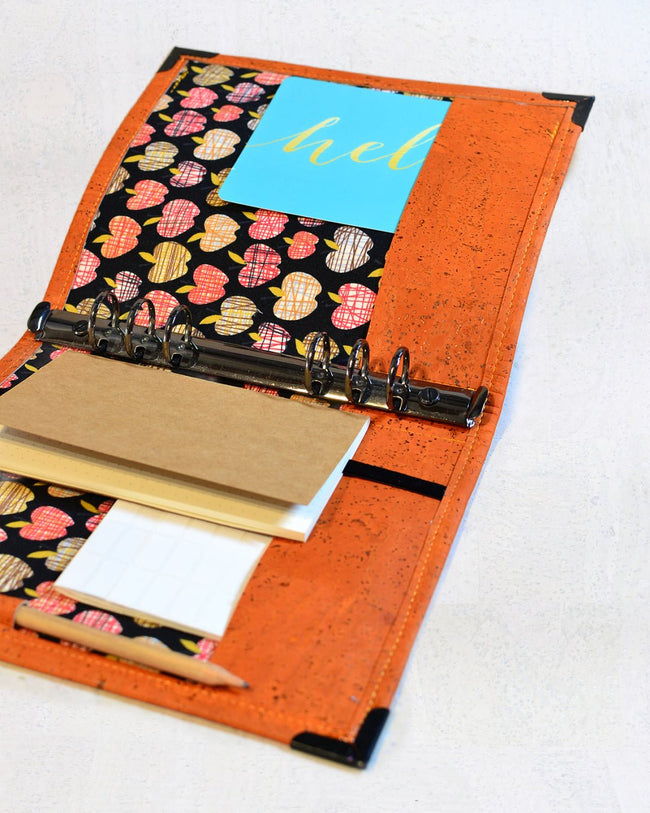 Organiseur en liège A5 Les Essentiels "Pomme Orange" - fiches de révision ou agenda - Les jours souples